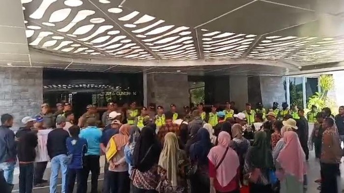 Pedagang Pantai Watubolong geruduk DPRD Gunungkidul protes penutupan akses ke pantai oleh On The Rock, Selasa (22/9/2026).