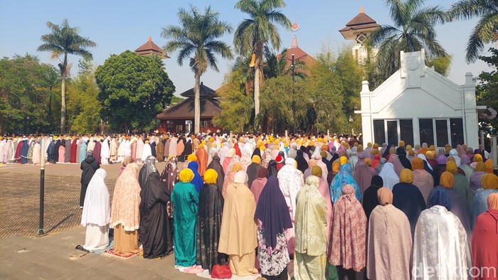Pelaksanaan Salat Istisqa di Alun-alun Kota Cimahi