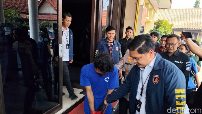 pelaku pembunuhan wanita di kamar hotel di Cirebon berinisial S saat diamankan polisi