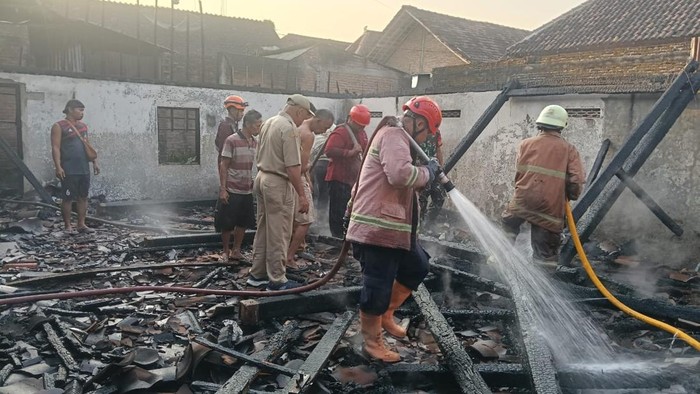 Pemadaman rumah warga di Kalijambe, Sragen, Selasa (22/9/2026).
