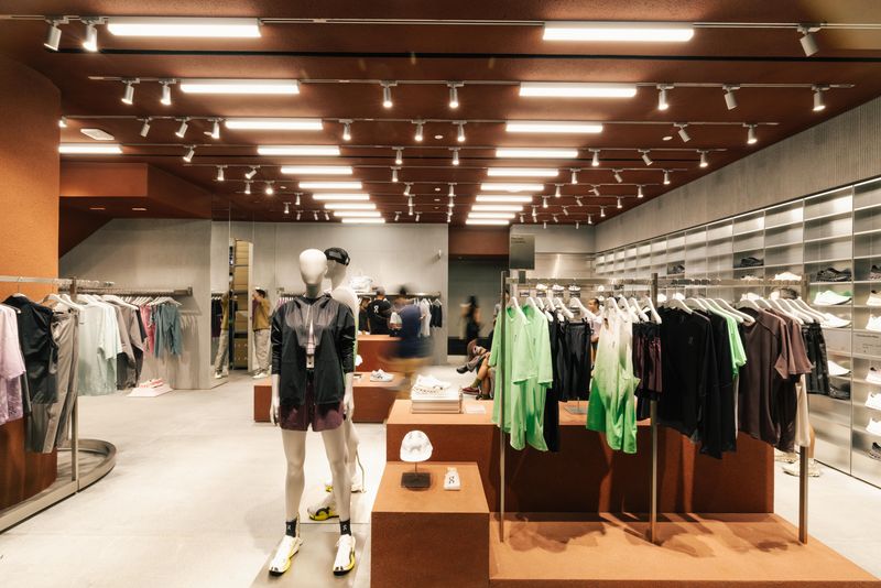 Toko ON Plaza Indonesia menjadi yang terbesar di Indonesia dengan dua lantai.
