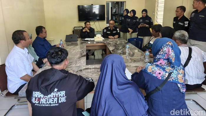 Dokkes Polda Jateng, saat ambil Sempel DNA keluarga korban Kapal Virgo, di Klinik Bhayangkara Polresta Solo, Selasa (22/9/2026).