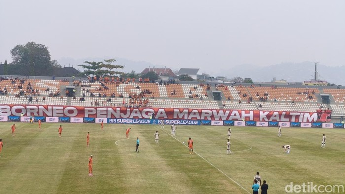 Penonton di Stadion Segiri Sepi