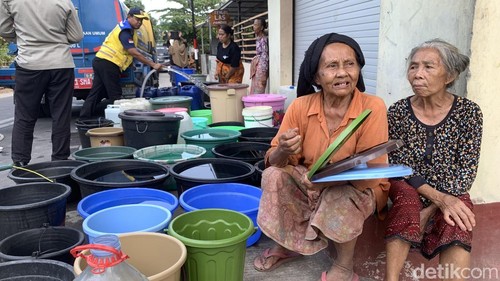 Penyaluran air bersih untuk warga lingkar Bendungan Meninting, Desa Bukit Tinggi, Kecamatan Gunungsari, Lombok Barat, Selasa (22/9/2026).