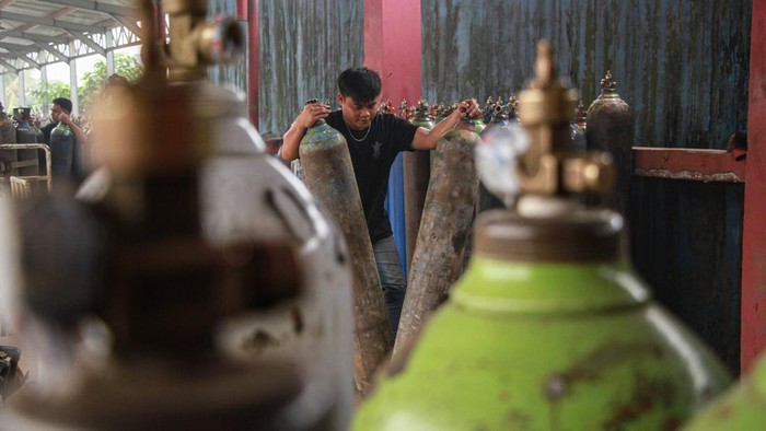 Pekerja memindahkan tabung oksigen yang dijual di CV Palangka Gas, Palangka Raya, Kalimantan Tengah, Selasa (22/9/2026). Menurut penjual, kebutuhan permintaan tabung oksigen di Palangka Raya ditengah kabut asap dampak kebakaran hutan dan lahan mengalami peningkatan dari sebelumnya 20 menjadi sekitar 60 tabung oksigen dalam seminggu untuk ukuran satu meter kubik, dan untuk kebutuhan tabung oksigen ukuran enam meter kubik dari sebelumnya 20 meningkat menjadi 50 tabung oksigen dalam seminggu. ANTARA FOTO/Auliya Rahman/bar