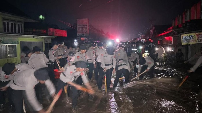Personel Polri diterjunkan untuk membantu melakukan pencarian korban galodo di Solok, Sumbar (dok. istimewa)