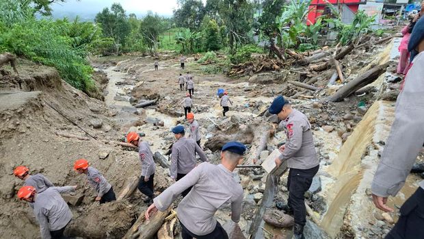 Personel Polri diterjunkan untuk membantu melakukan pencarian korban galodo di Solok, Sumbar (dok. istimewa)