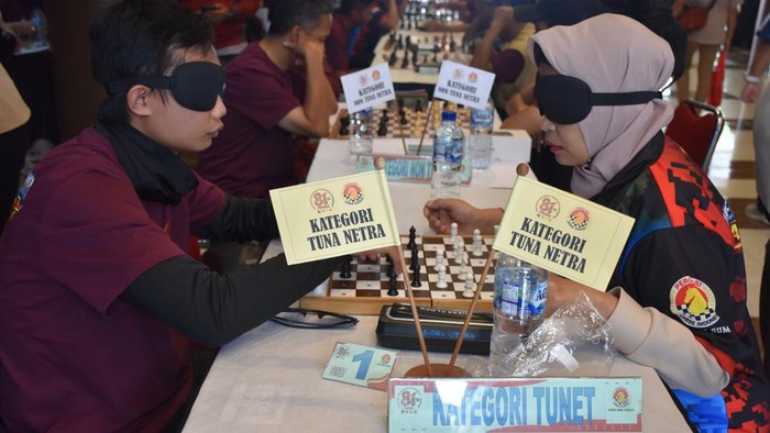 Peserta kompetisi catur kategori tuna netra bertanding dalam Open Tournament Catur Piala Panglima TNI Tahun 2026