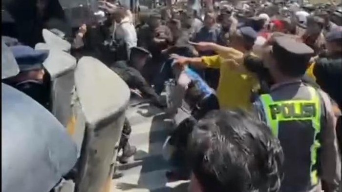 Bentrokan aparat kepolisian dan pesilat PSHT di Jalan Merak, Kota Madiun