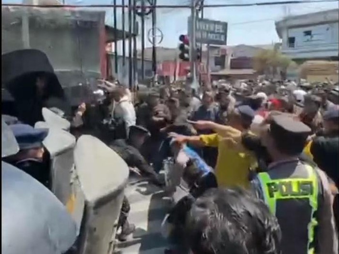 Bentrokan aparat kepolisian dan pesilat PSHT di Jalan Merak, Kota Madiun