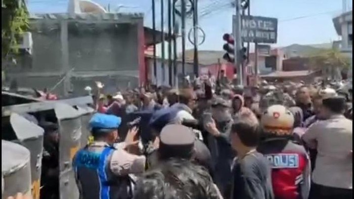 Bentrokan aparat kepolisian dan pesilat PSHT di Jalan Merak, Kota Madiun
