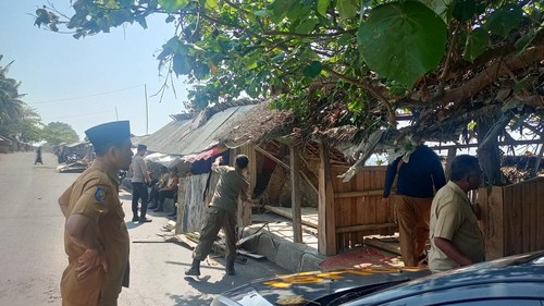 Petugas gabungan membongkar bilik penutup lapak pedagang di Pantai Labuhan Haji, Lombok Timur, NTB, Selasa (22/9/2026). (Foto: Dok. Kasi Trantib Kecamatan Labuhan Haji)