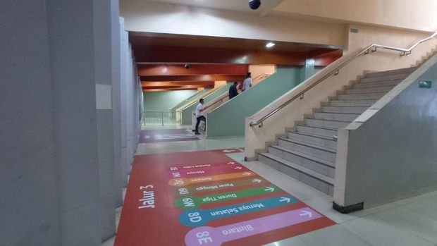 Petunjuk warna-warni di lantai Terminal Blok M, Jakarta Selatan (Shonya/detikcom)