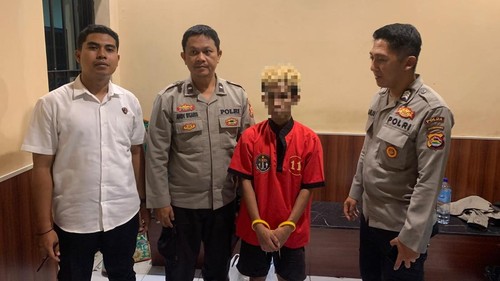 Polda NTBmenahan karyawan hostel di kawasan Kuta, Mandalika, Lombok Tengah, terkait kasus pemerkosaan terhadapperempuan Inggris. (Foto: Dok. Polda NTB)