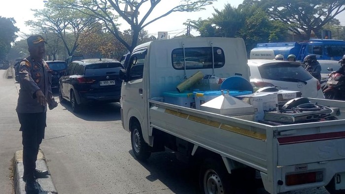 Polisi mengatur lalu lintas di Jalan Soekarno Hatta yang macet imbas pengerjaan gorong-gorong, Selasa (22/9/2026)