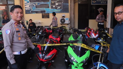 Polisi menunjukkan puluhanmotor yang diamankan Satlantas Polresta Denpasar, Selasa (22/9/2026). (Foto: Dok. Polresta Denpasar)