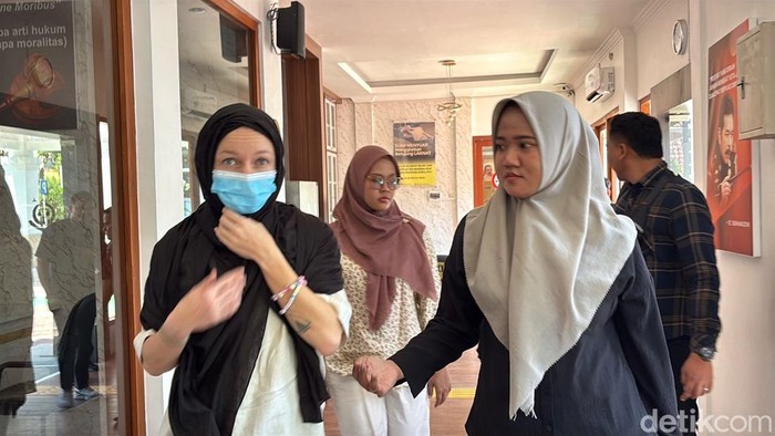 Polisi serahkan seorang WN Rusia bernama Elena Vtorova kepada penuntut umum di Kejaksaan Negeri Banyu.
