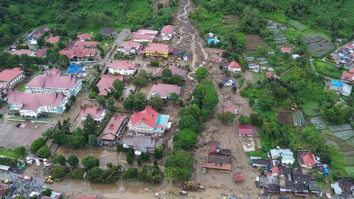Potret Udara Dampak Banjir Bandang yang Menerjang Arosuka Solok Foto udara dampak banjir bandang menerjang kawasan Arosuka, Kabupaten Solok, Sumatera Barat, Selasa (22/9/2026). Berdasarkan data BPBD Solok, sebanyak 200 KK terdampak banjir bandang pada Senin (21/9) dengan empat korban luka-luka dan dua orang belum ditemukan sementara akses utama jalan nasional masih terputus. ANTARA FOTO/Fitra Yogi/bar