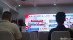 Potret Warga Berburu Lowongan Kerja dari Puluhan Perusahaan di Cengkareng
