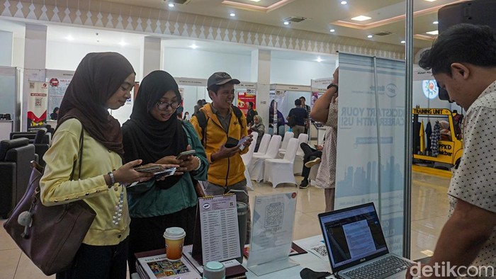 Pencari kerja mengunjungi bursa kerja atau job fair di Gelanggang Remaja Kecamatan Cengkareng, Jakarta Barat, Selasa (22/9/2026). Kegiatan tersebut digelar Sudin Nakertransgi Jakarta Barat selama dua hari, 22–23 September 2026.