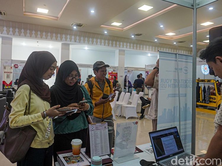 Potret Warga Berburu Lowongan Kerja dari Puluhan Perusahaan di Cengkareng