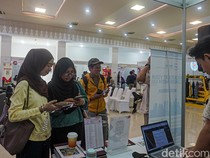 Potret Warga Berburu Lowongan Kerja dari Puluhan Perusahaan di Cengkareng