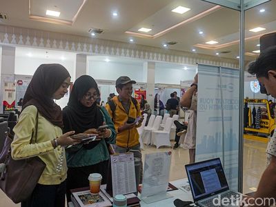 Potret Warga Berburu Lowongan Kerja dari Puluhan Perusahaan di Cengkareng