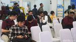 Potret Warga Berburu Lowongan Kerja dari Puluhan Perusahaan di Cengkareng