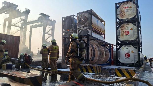 Puluhan unit ISO tank container terbakar di rea New Priok Container Terminal One (NPCT1), Cilincing, Jakarta Utara. Kebakaran sempat diwarnai rentetan ledakan. (dok Damkar)