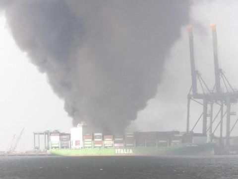 Puluhan unit ISO tank container terbakar di rea New Priok Container Terminal One (NPCT1), Cilincing, Jakarta Utara. Kebakaran sempat diwarnai rentetan ledakan. (dok Damkar)
