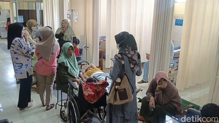 Puluhan warga Rowosari Batang dilarikan ke rumah sakit usai keracunan PMT Posyandu, Selasa (22/9/2026).