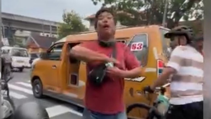 Tangkapan layar tampang jukir di Jalan Palang Merah, Kota Medan, yang mengutip tarif parkir melebihi ketentuan.