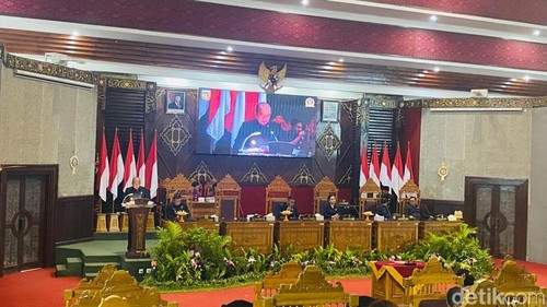 Bupati Karangasem I Gusti Putu Parwata (Gus Par) bersama Ketua DPRD Karangasem I Wayan Suastika menyepakati Ranperda APBD perubahan 2026 menjadi Perda dalam Rapat Paripurna DPRD, Selasa (22/9/2026).