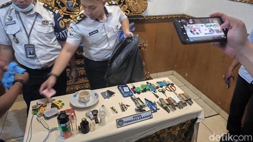 Sejumlah barang yang disita dari hasil penggeledahan di Lapas Singaraja, Selasa (22/9/2026).