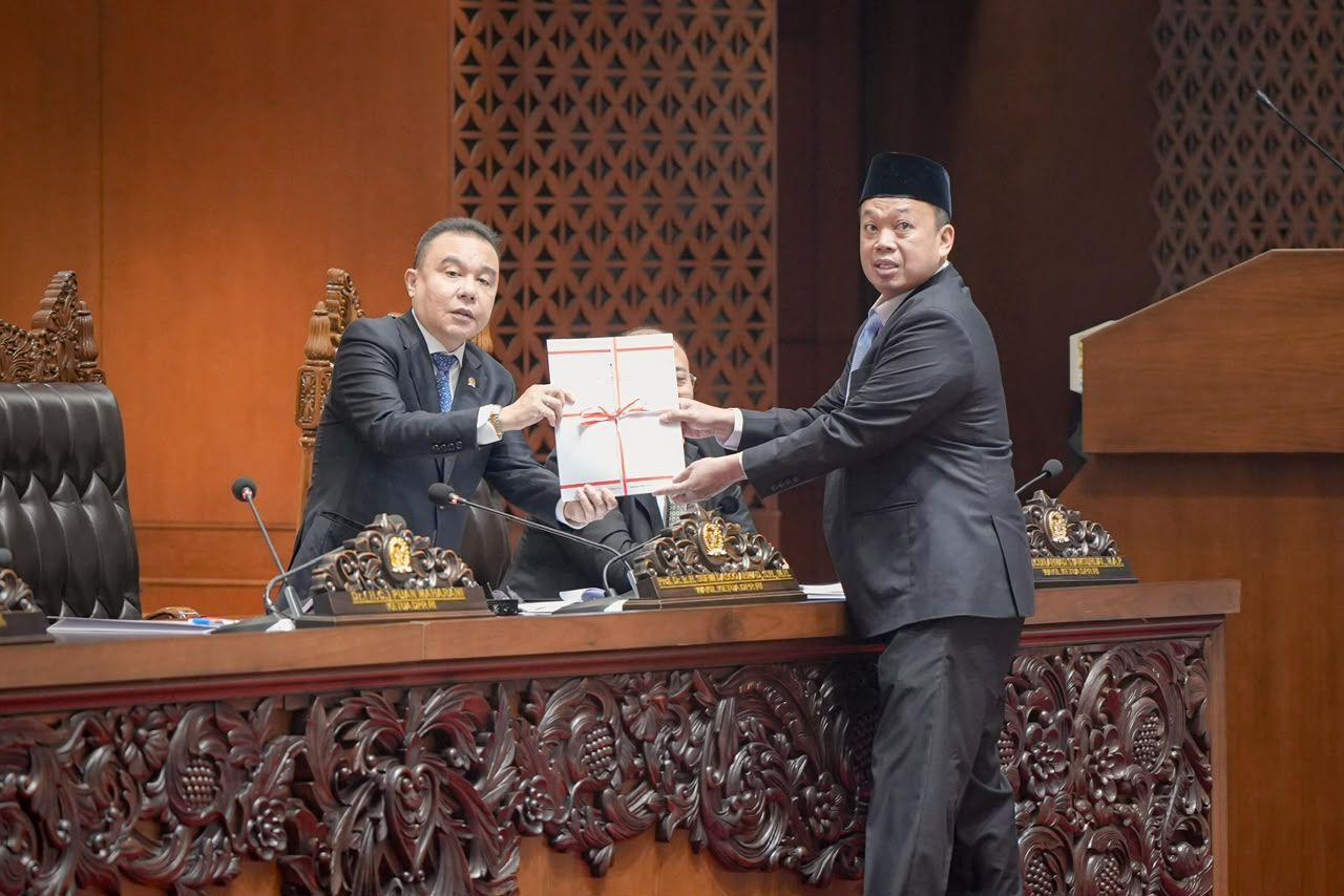 RUU tentang Pengaturan Reforma Agraria disetujui disahkan jadi Undang-Undang dalam Rapat Paripurna ke-6 Masa Persidangan I Tahun Sidang 2026-2027 yang digelar di Gedung DPR RI, Jakarta pada Selasa (22/09/2026). Rapat Paripurna dipimpin oleh Wakil Ketua DPR Sufmi Dasco Ahmad, didampingi wakil lainnya, Saan Mustopa dan Cucun Ahmad Syamsurijal. (Dok. Kementerian ATR/BPN) RUU tentang Pengaturan Reforma Agraria disetujui disahkan jadi Undang-Undang dalam Rapat Paripurna ke-6 Masa Persidangan I Tahun Sidang 2026-2027 yang digelar di Gedung DPR RI, Jakarta pada Selasa (22/09/2026). Rapat Paripurna dipimpin oleh Wakil Ketua DPR Sufmi Dasco Ahmad, didampingi wakil lainnya, Saan Mustopa dan Cucun Ahmad Syamsurijal. (Dok. Kementerian ATR/BPN)