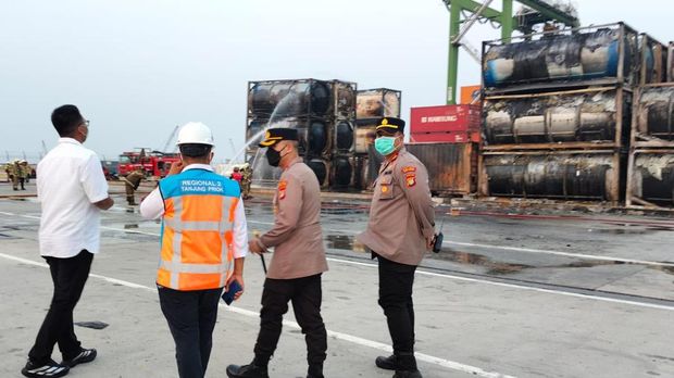 Sebanyak 51 tank container terbakar di Terminal NPCT1 Jakut. Polisi menduga kebakaran dipicu salah satu kontainer berisi minyak mentah. (dok Ist)