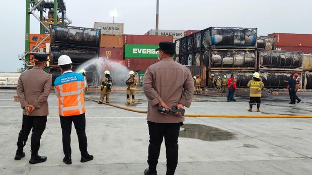 Sebanyak 51 tank container terbakar di Terminal NPCT1 Jakut. Polisi menduga kebakaran dipicu salah satu kontainer berisi minyak mentah. (dok Ist)