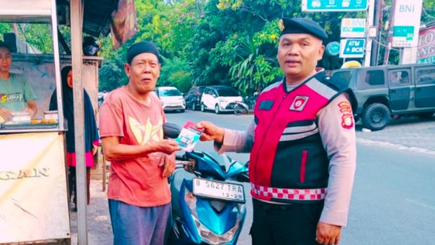 Sejumlah upaya pencegahan curanmor dilakukan jajaran Polres Metro Jaksel. Anggota kepolisian membagikan kunci tambahan kepada pengendara sepeda motor. (dok Polres Jaksel)
