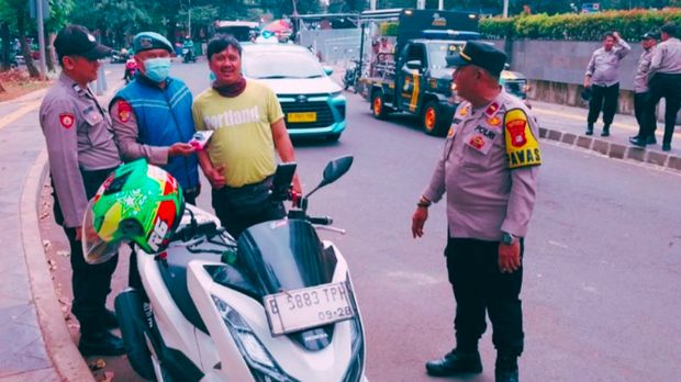 Sejumlah upaya pencegahan curanmor dilakukan jajaran Polres Metro Jaksel. Anggota kepolisian membagikan kunci tambahan kepada pengendara sepeda motor. (dok Polres Jaksel)