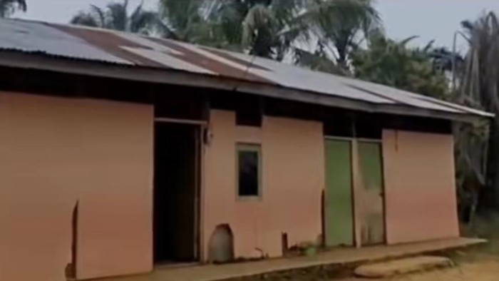 Sekolah berdinding triplek di Kampar, Riau, yang diviralkan guru SD
