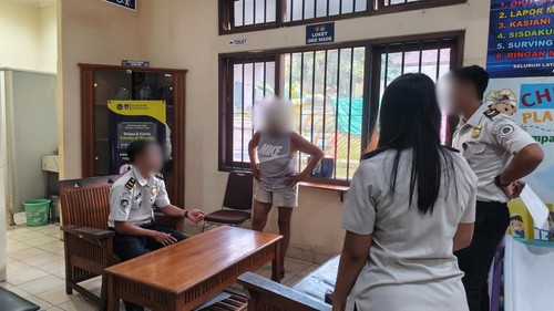 Seorang perempuan asal Belanda berinisial FMMM (67) mengamuk di hotel dan Kantor Imigrasi Denpasar, Senin (21/9/2026). (Dok. Rudenim Denpasar)