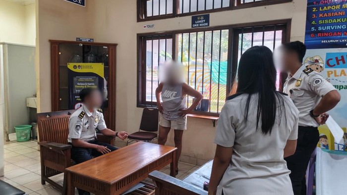 Seorang perempuan asal Belanda berinisial FMMM (67) mengamuk di hotel dan Kantor Imigrasi Denpasar, Senin (21/9/2026). (Dok. Rudenim Denpasar)