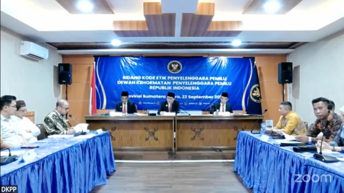Sidang DKPP melakukan pemeriksaan terhadap Ketua KPU Langkat nonaktif Husni Mustofa.