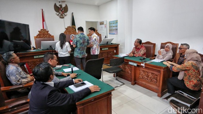 Sidang praperadilan Silmy Karim terkait upaya paksa penyitaan oleh KPK digelar di PN Jakarta Selatan. Sidang beragendakan jawaban KPK atas gugatan tersebut.