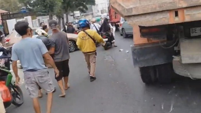 Suasana saat warga membantu evakuasi korban kecelakaan beruntun di Bandar Lampung