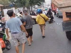 Detik-detik Truk Diduga Rem Blong Tabrak 4 Kendaraan di Bandar Lampung