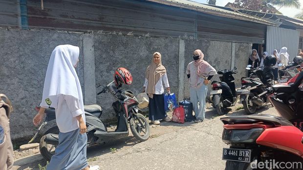 Tampak seorang wali santri tengah menjemput anaknya di Ponpes Abul Barokat Wannafahat, Desa Bunkate, Kecamatan Jonggat, Selasa (22/9/2026). Foto: (Edi Suryansyah/detikBali) Tampak seorang wali santri tengah menjemput anaknya di Ponpes Abul Barokat Wannafahat, Desa Bunkate, Kecamatan Jonggat, Selasa (22/9/2026). Foto: (Edi Suryansyah/detikBali)