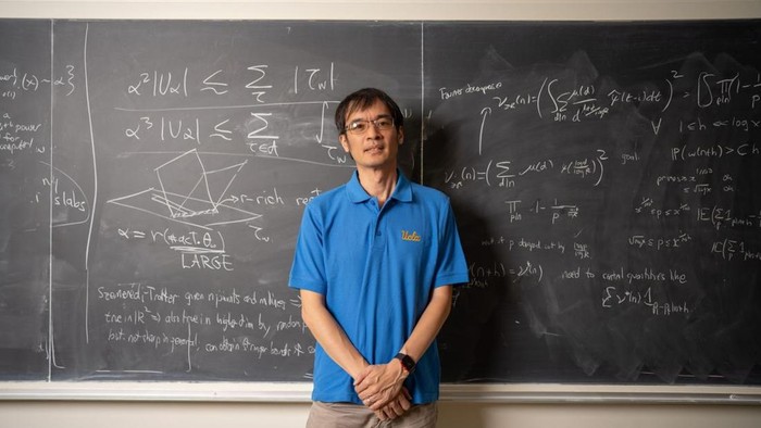 Salah satu matematikawan terkemuka dunia menyerukan perlambatan pengembangan kecerdasan buatan (AI). Terence Tao namanya, menyatakan bahwa laju perkembangannya yang sangat cepat saat ini adalah tindakan yang tidak masuk akal. Dia juga menyeru tidak ada alasan untuk bergerak secepat ini.