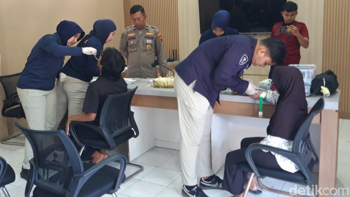 Tim DVI Biddokkes Polda Jateng mengambil sampel DNA keluarga penumpang kapal Virgo Transport 8 asal Boyolali, di Mapolres Boyolali, Selasa (22/9/2026).