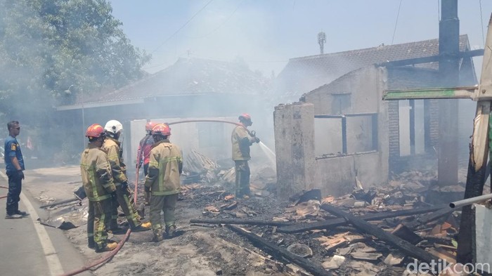 Tim gabungan Damkar, BPBD, Polsek dan relawan memadamkan api di Gondangan, Klaten Utara.